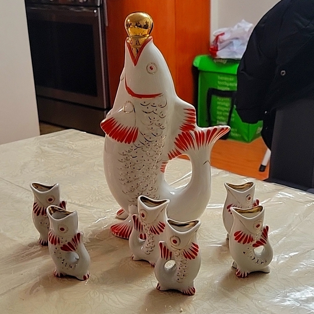 Vinatge fish shaped decanter and shot glasses